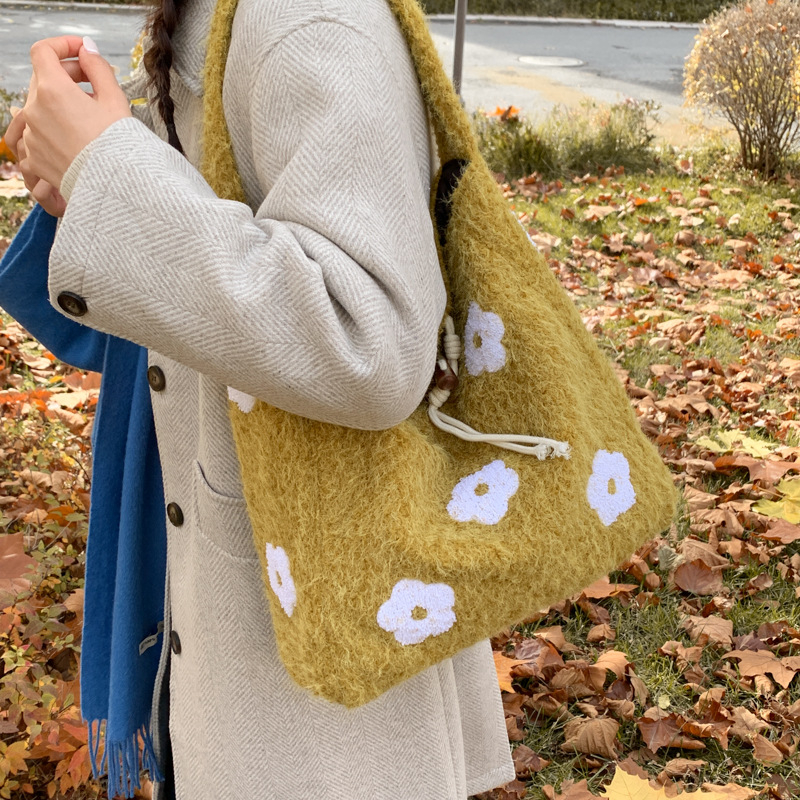 Geantă tote plușată brodată cu flori, din lână, stil coreean, formă vertical pătrată, închidere cu cataramă corn, buzunar pentru telefon — Proaspătă și dulce, iarnă 2025