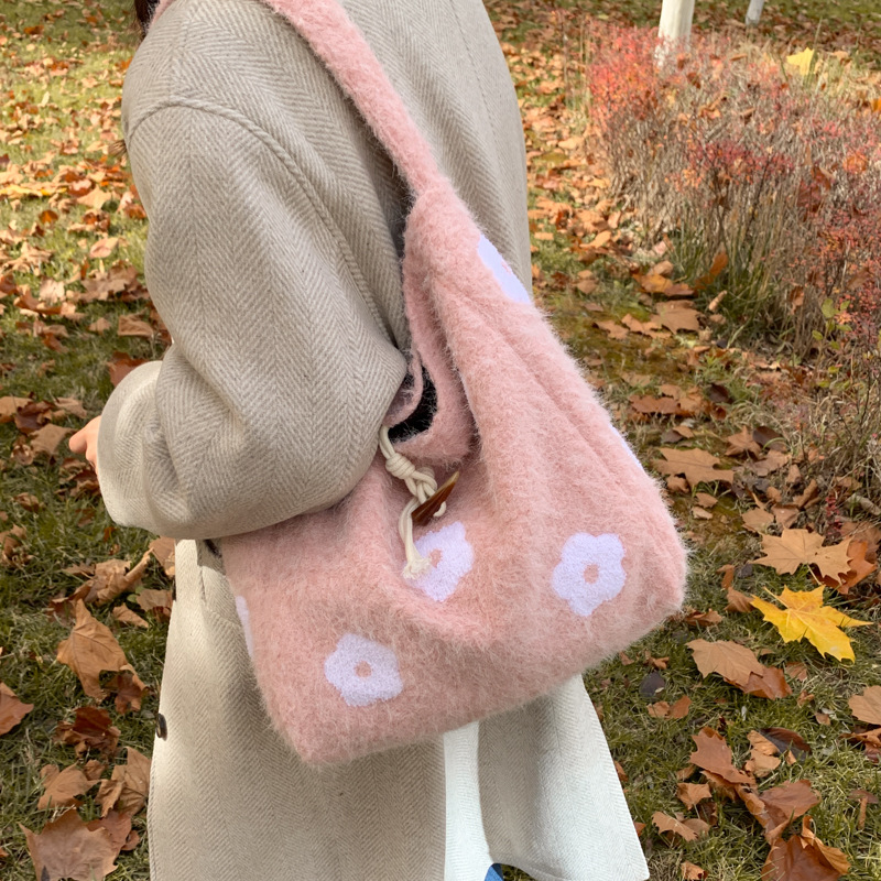 Geantă tote plușată brodată cu flori, din lână, stil coreean, formă vertical pătrată, închidere cu cataramă corn, buzunar pentru telefon — Proaspătă și dulce, iarnă 2025