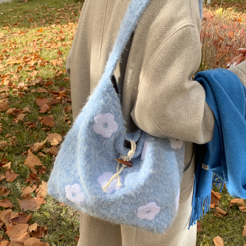 Geantă tote plușată brodată cu flori, din lână, stil coreean, formă vertical pătrată, închidere cu cataramă corn, buzunar pentru telefon — Proaspătă și dulce, iarnă 2025