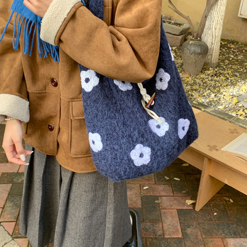 Geantă tote plușată brodată cu flori, din lână, stil coreean, formă vertical pătrată, închidere cu cataramă corn, buzunar pentru telefon — Proaspătă și dulce, iarnă 2025