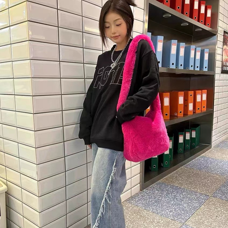 Crossbody torba od pliša, gradski stil, model s krzno, horizontalni kvadratni oblik, zatvarač