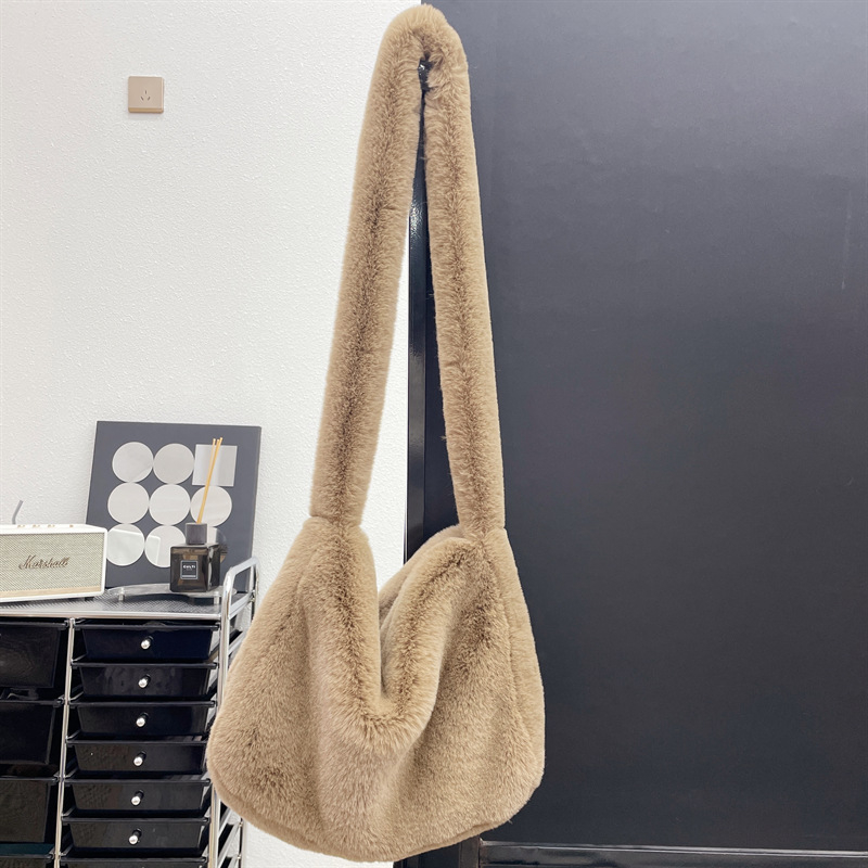 Crossbody torba od pliša, gradski stil, model s krzno, horizontalni kvadratni oblik, zatvarač
