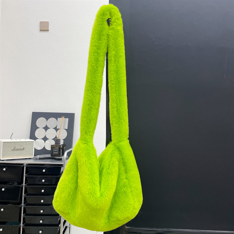 Crossbody torba od pliša, gradski stil, model s krzno, horizontalni kvadratni oblik, zatvarač