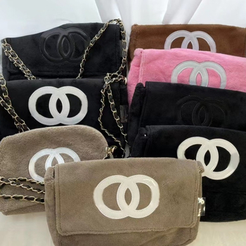 Pluš torba preko ramena s preklopnim otvorom, horizontalni kvadratni oblik, poliester podstava, unutarnje džepove