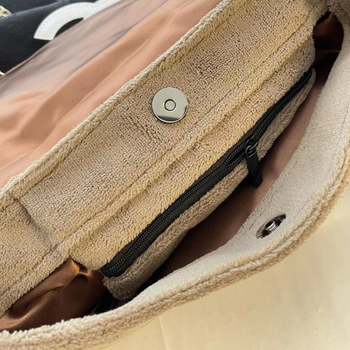 Pluš torba preko ramena s preklopnim otvorom, horizontalni kvadratni oblik, poliester podstava, unutarnje džepove