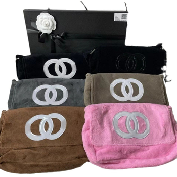 Pluš torba preko ramena s preklopnim otvorom, horizontalni kvadratni oblik, poliester podstava, unutarnje džepove