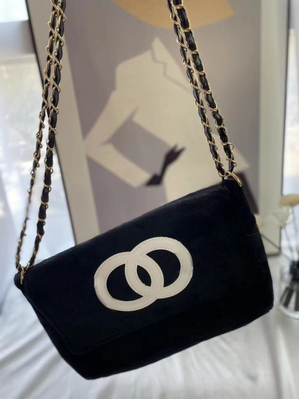 Pluš torba preko ramena s preklopnim otvorom, horizontalni kvadratni oblik, poliester podstava, unutarnje džepove