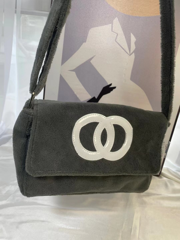 Pluš torba preko ramena s preklopnim otvorom, horizontalni kvadratni oblik, poliester podstava, unutarnje džepove