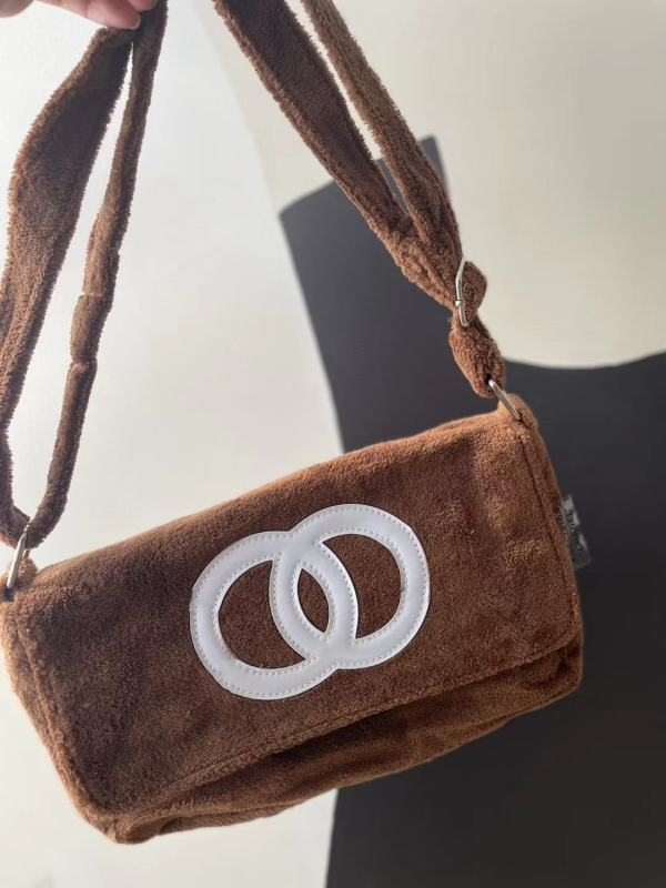 Pluš torba preko ramena s preklopnim otvorom, horizontalni kvadratni oblik, poliester podstava, unutarnje džepove