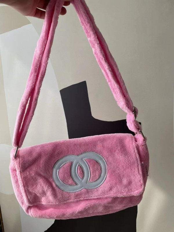 Pluš torba preko ramena s preklopnim otvorom, horizontalni kvadratni oblik, poliester podstava, unutarnje džepove