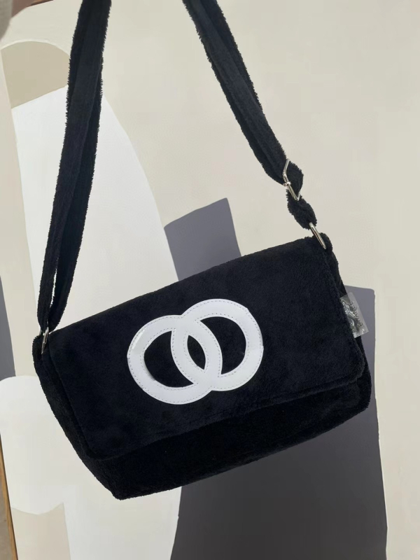 Pluš torba preko ramena s preklopnim otvorom, horizontalni kvadratni oblik, poliester podstava, unutarnje džepove