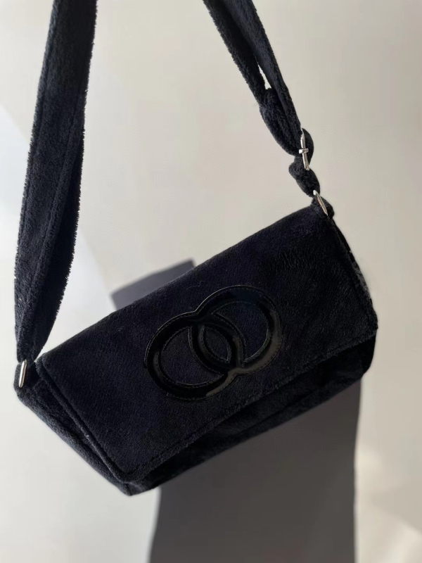 Pluš torba preko ramena s preklopnim otvorom, horizontalni kvadratni oblik, poliester podstava, unutarnje džepove