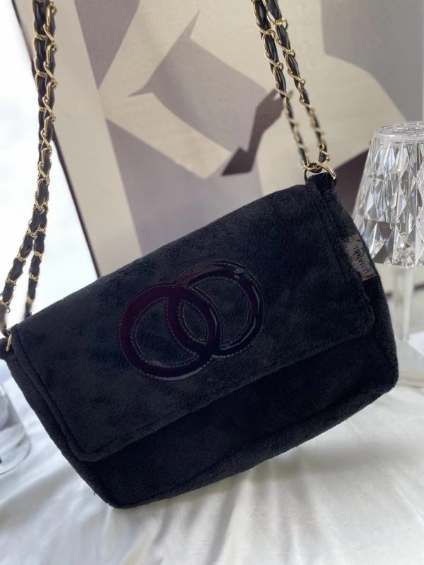 Pluš torba preko ramena s preklopnim otvorom, horizontalni kvadratni oblik, poliester podstava, unutarnje džepove