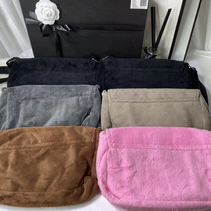 Pluš torba preko ramena s preklopnim otvorom, horizontalni kvadratni oblik, poliester podstava, unutarnje džepove