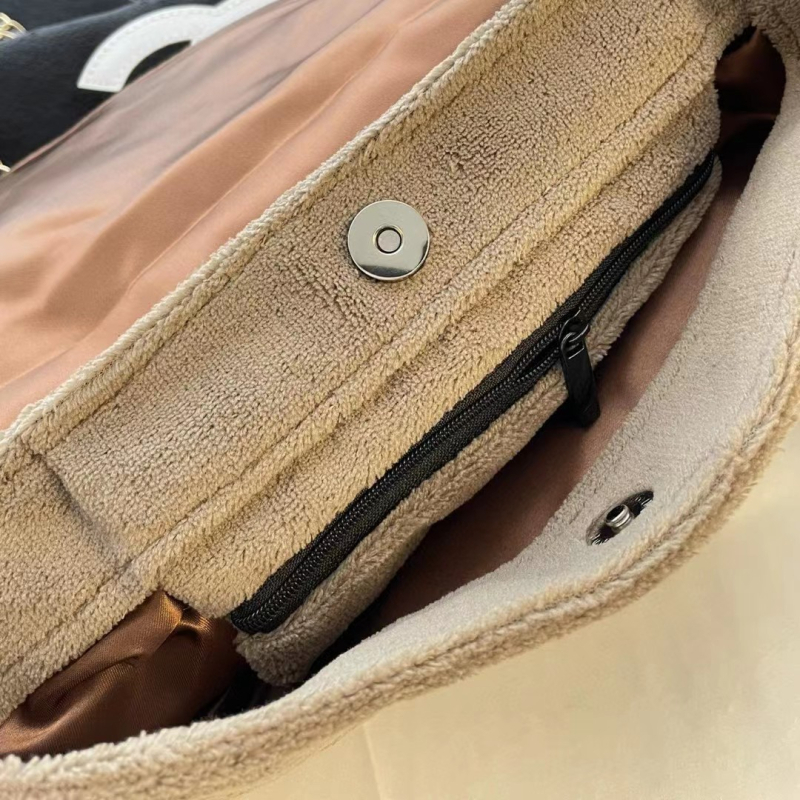 Pluš torba preko ramena s preklopnim otvorom, horizontalni kvadratni oblik, poliester podstava, unutarnje džepove