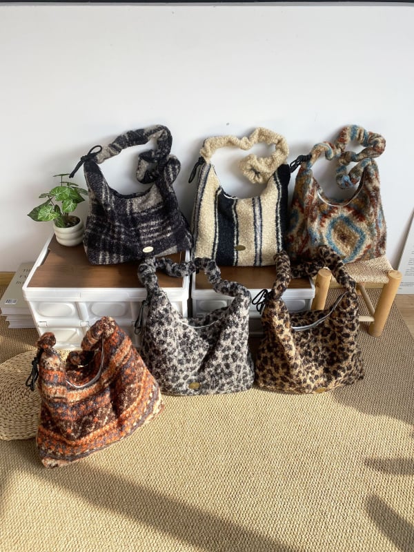 Crossbody torba od pliša, korejski stil, horizontalni kvadratni oblik, zatvaranje na zip, unutarnja džep s zipom i džep za mobitel, s jednim remenom