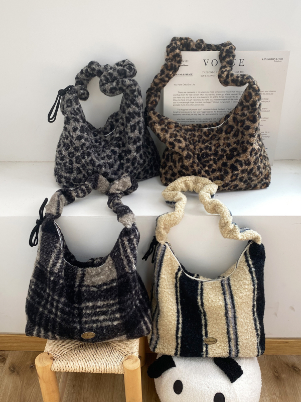 Crossbody torba od pliša, korejski stil, horizontalni kvadratni oblik, zatvaranje na zip, unutarnja džep s zipom i džep za mobitel, s jednim remenom