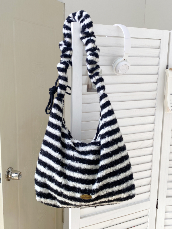 Crossbody torba od pliša, korejski stil, horizontalni kvadratni oblik, zatvaranje na zip, unutarnja džep s zipom i džep za mobitel, s jednim remenom