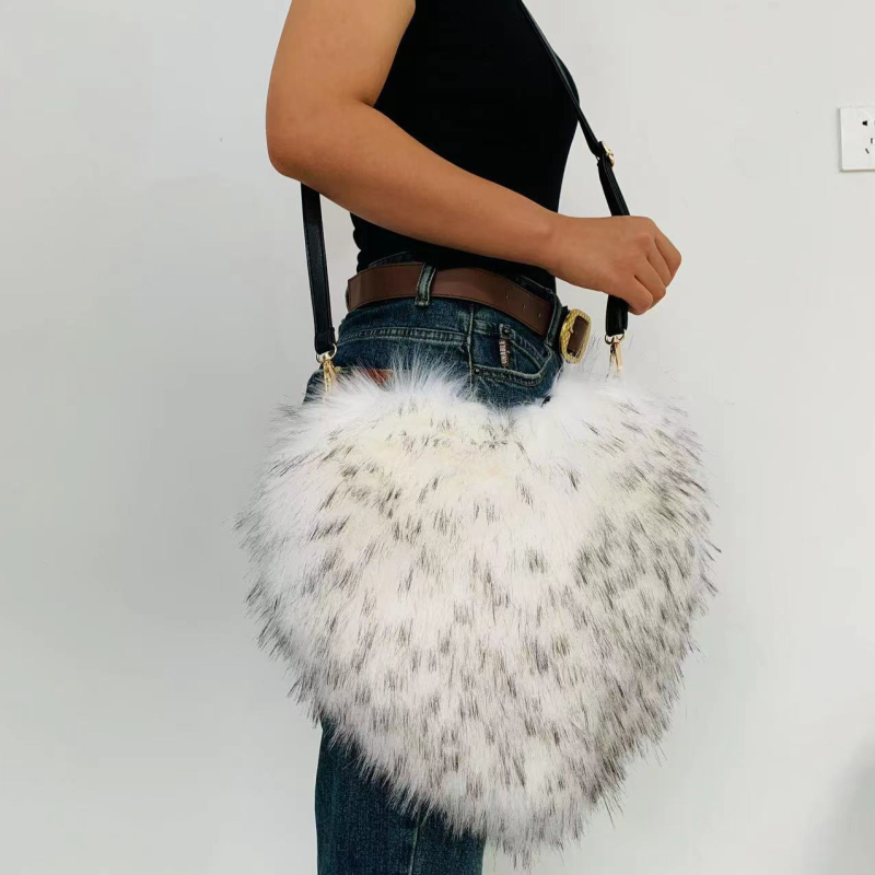 Crossbody torbica od pliša, u obliku srca, magnetsko zatvaranje, podstava od poliestera, unutarnji džep na zip.