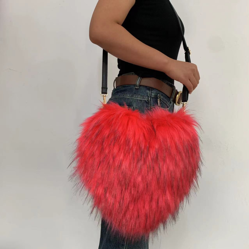 Crossbody torbica od pliša, u obliku srca, magnetsko zatvaranje, podstava od poliestera, unutarnji džep na zip.
