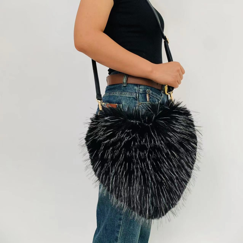 Crossbody torbica od pliša, u obliku srca, magnetsko zatvaranje, podstava od poliestera, unutarnji džep na zip.