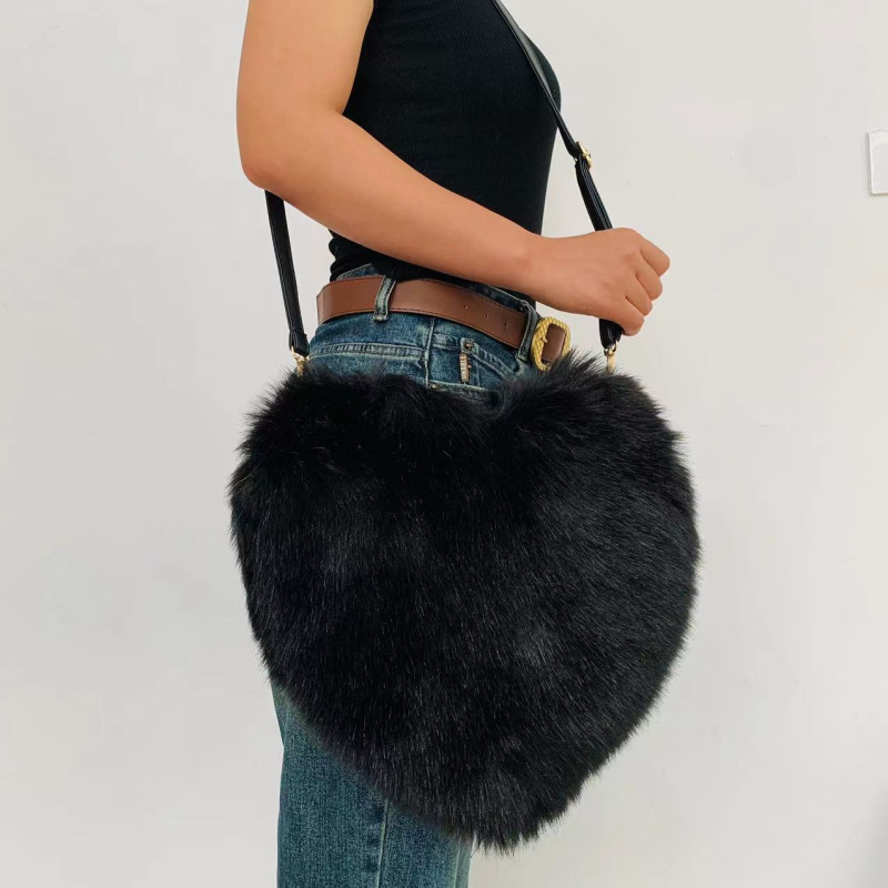 Crossbody torbica od pliša, u obliku srca, magnetsko zatvaranje, podstava od poliestera, unutarnji džep na zip.