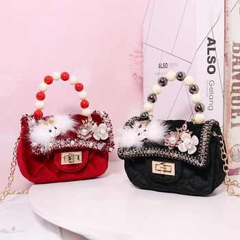 Utcai stílusú keresztpántos táska, plüss anyagból, horizontális négyszögletes forma, fedéllel záródó