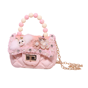 Utcai stílusú keresztpántos táska, plüss anyagból, horizontális négyszögletes forma, fedéllel záródó