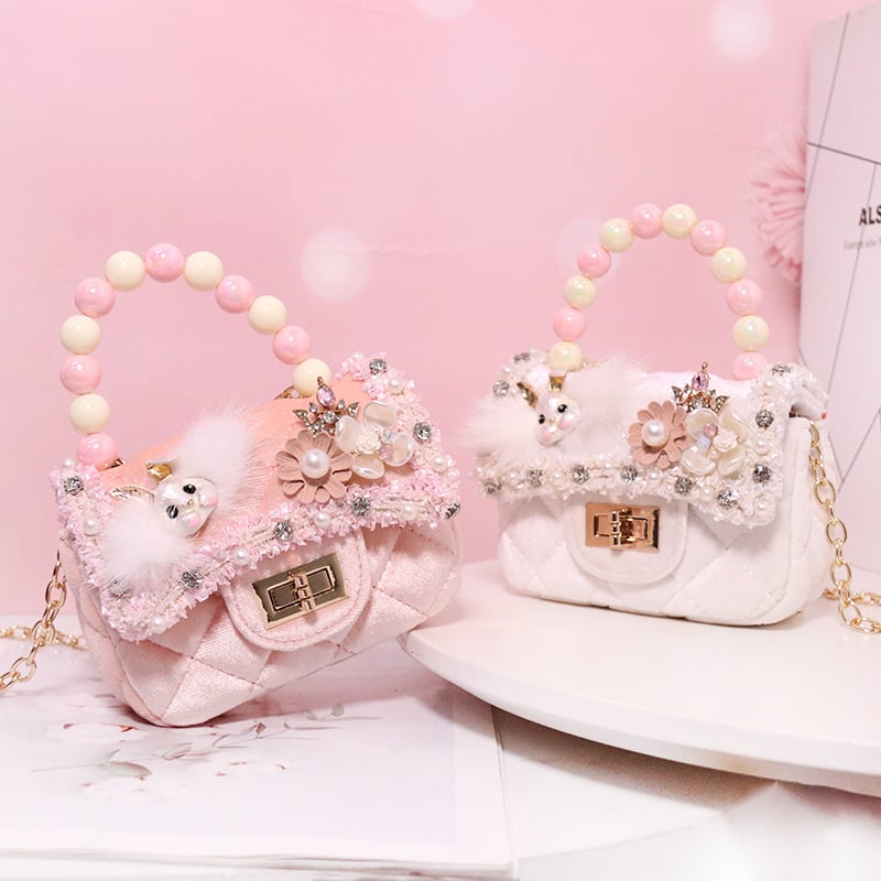 Utcai stílusú keresztpántos táska, plüss anyagból, horizontális négyszögletes forma, fedéllel záródó