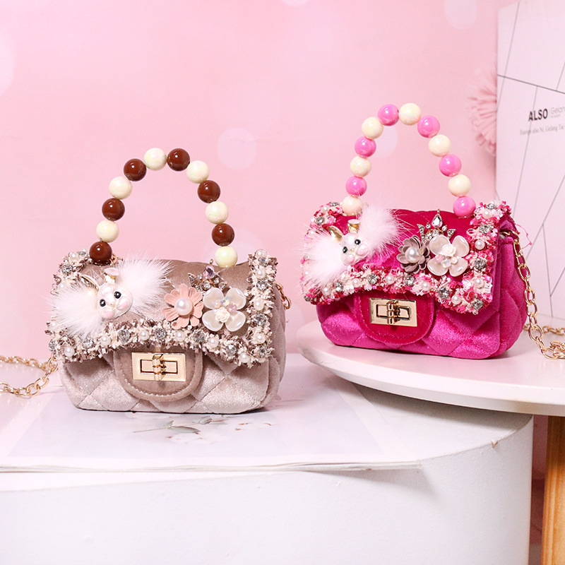 Utcai stílusú keresztpántos táska, plüss anyagból, horizontális négyszögletes forma, fedéllel záródó