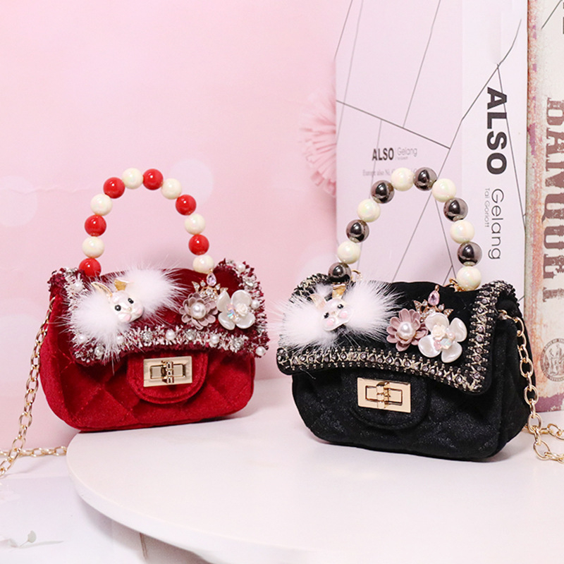 Utcai stílusú keresztpántos táska, plüss anyagból, horizontális négyszögletes forma, fedéllel záródó