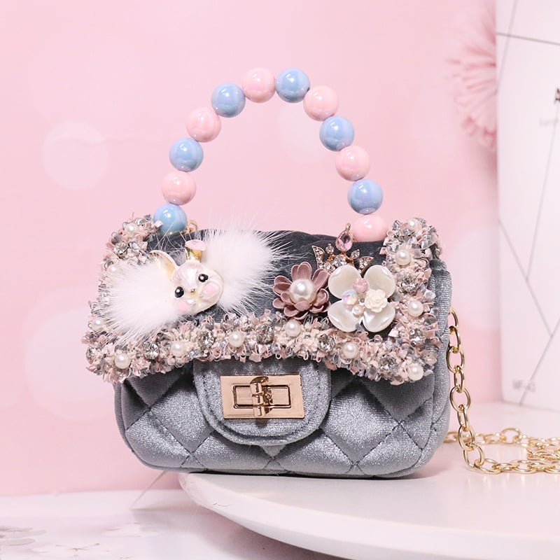 Utcai stílusú keresztpántos táska, plüss anyagból, horizontális négyszögletes forma, fedéllel záródó