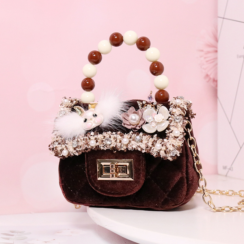 Utcai stílusú keresztpántos táska, plüss anyagból, horizontális négyszögletes forma, fedéllel záródó