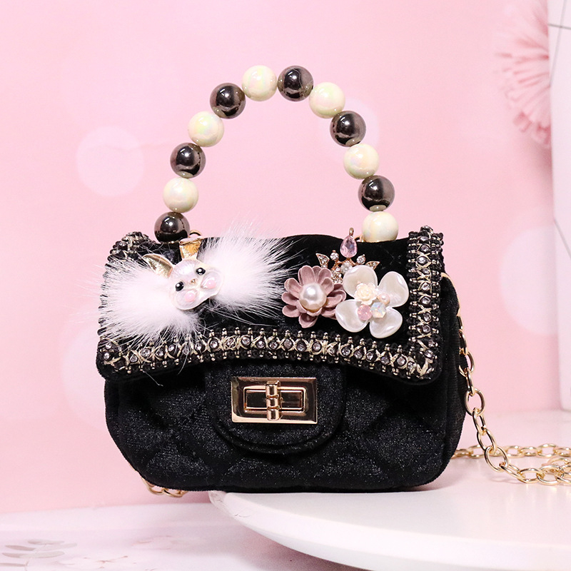 Utcai stílusú keresztpántos táska, plüss anyagból, horizontális négyszögletes forma, fedéllel záródó