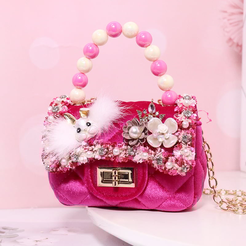 Utcai stílusú keresztpántos táska, plüss anyagból, horizontális négyszögletes forma, fedéllel záródó