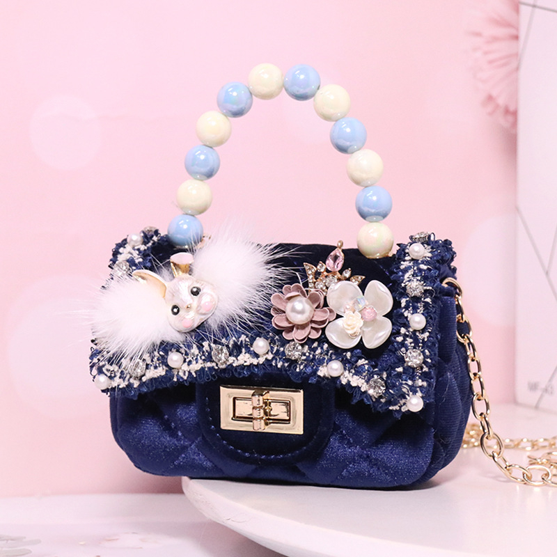 Utcai stílusú keresztpántos táska, plüss anyagból, horizontális négyszögletes forma, fedéllel záródó