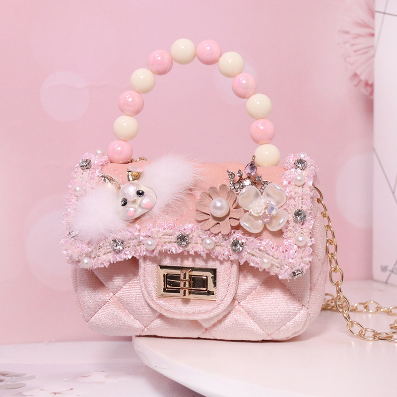 Utcai stílusú keresztpántos táska, plüss anyagból, horizontális négyszögletes forma, fedéllel záródó