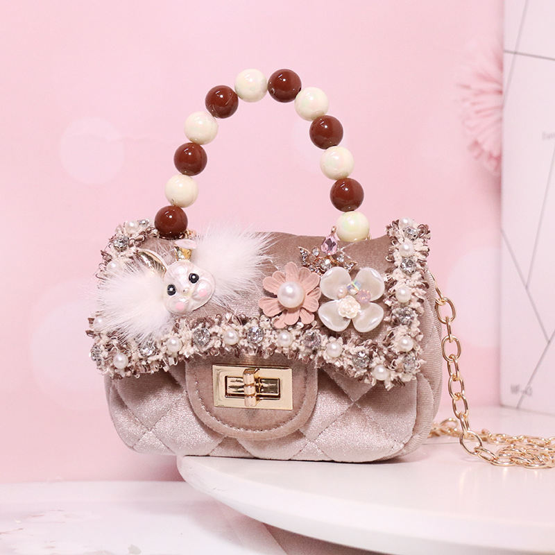 Utcai stílusú keresztpántos táska, plüss anyagból, horizontális négyszögletes forma, fedéllel záródó