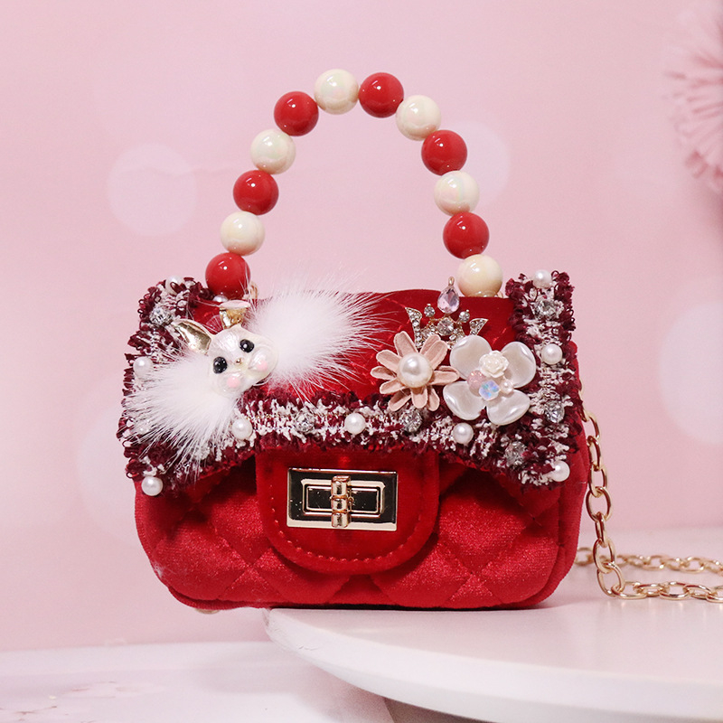 Utcai stílusú keresztpántos táska, plüss anyagból, horizontális négyszögletes forma, fedéllel záródó