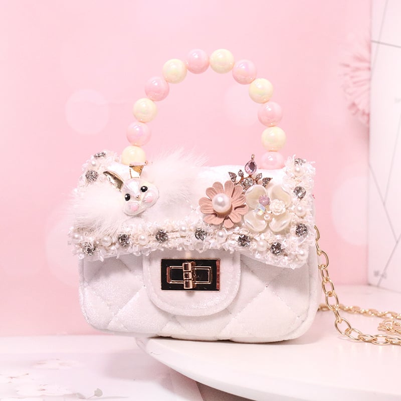 Utcai stílusú keresztpántos táska, plüss anyagból, horizontális négyszögletes forma, fedéllel záródó