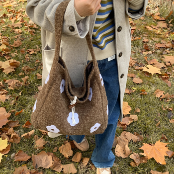 Geantă Tote cu broderie plușată în motiv de nor, formă verticală pătrată, închidere cu cataramă corn, buzunar intern pentru telefon, căptușeală poliester