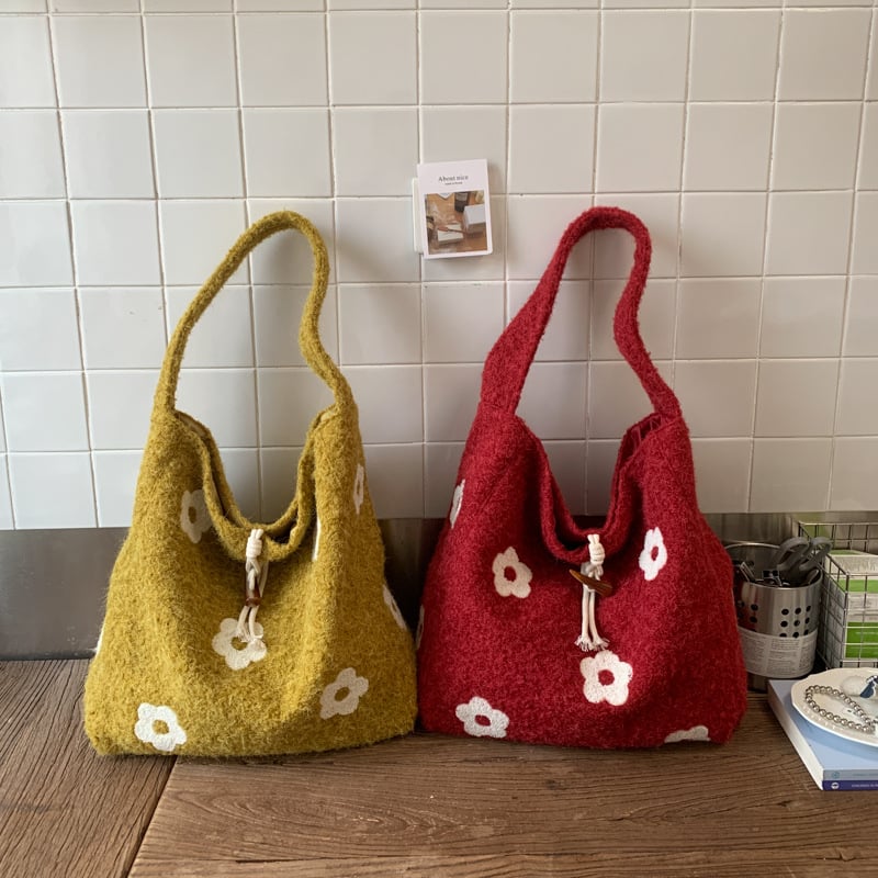 Geantă Tote cu broderie plușată în motiv de nor, formă verticală pătrată, închidere cu cataramă corn, buzunar intern pentru telefon, căptușeală poliester