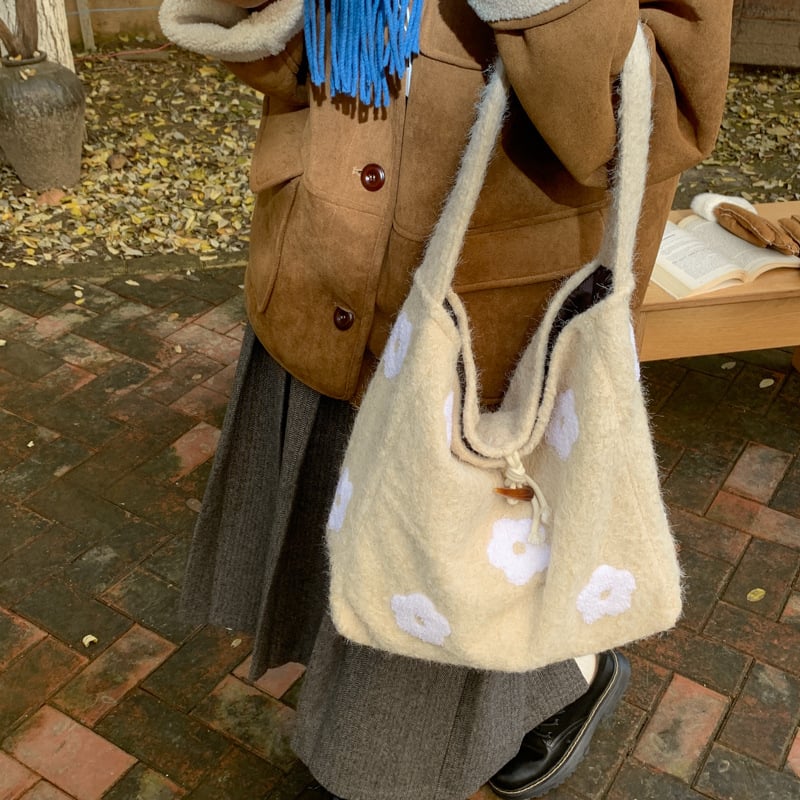 Geantă Tote cu broderie plușată în motiv de nor, formă verticală pătrată, închidere cu cataramă corn, buzunar intern pentru telefon, căptușeală poliester
