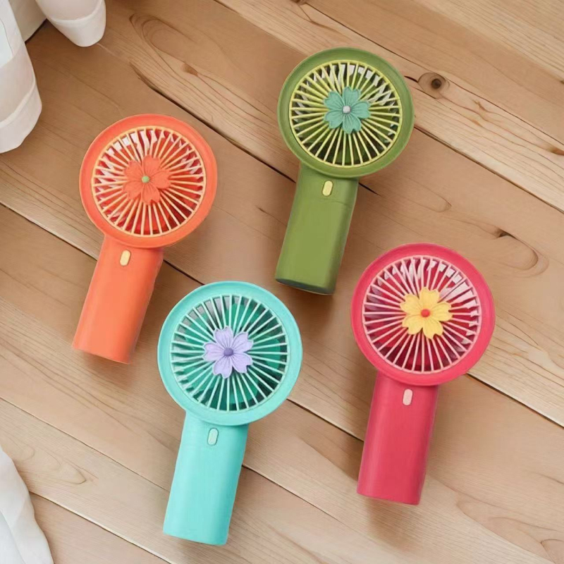 Hordozható USB-s levegőhűtő permetezős, 3 fúvóka, brushless motor, beépített 2000–4000 mAh akkumulátor, 5 sebesség, 3–6 óra üzemidő.