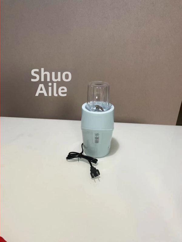 Odšťavovač – mini prenosný domáci prístroj na ovocie a šťavy, kapacita pod 1 l, napätie ≤36 V, rýchlosť motora ≤10 000 rpm, miešacia čepeľ: 1, dvojité miešacie čepele, mechanické ovládanie