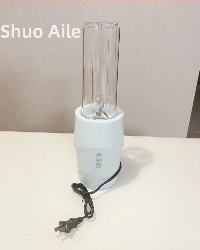 Odšťavovač – mini prenosný domáci prístroj na ovocie a šťavy, kapacita pod 1 l, napätie ≤36 V, rýchlosť motora ≤10 000 rpm, miešacia čepeľ: 1, dvojité miešacie čepele, mechanické ovládanie