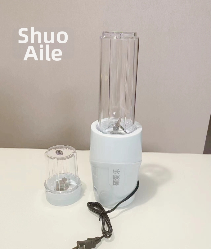 Odšťavovač – mini prenosný domáci prístroj na ovocie a šťavy, kapacita pod 1 l, napätie ≤36 V, rýchlosť motora ≤10 000 rpm, miešacia čepeľ: 1, dvojité miešacie čepele, mechanické ovládanie