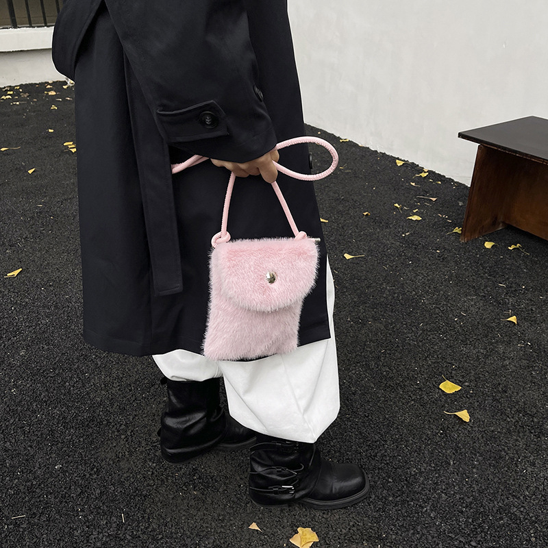 Geantă pentru telefon LS1604 — stil urban minimalist, material pufos, închidere cu capac, formă pătrată verticală