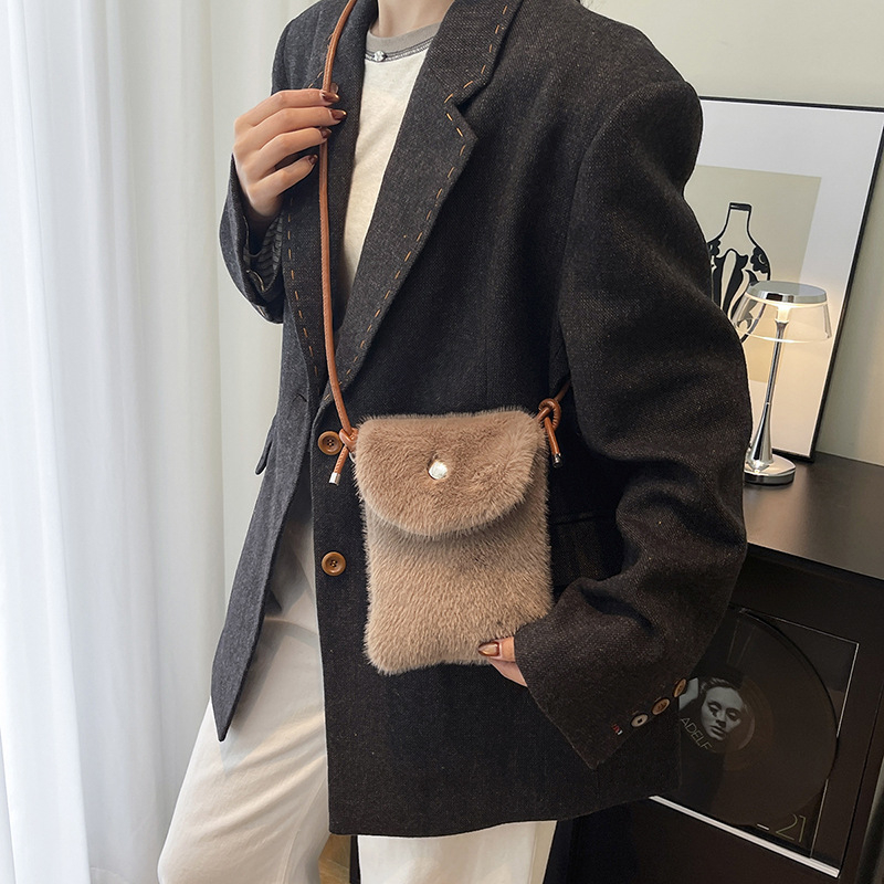 Geantă pentru telefon LS1604 — stil urban minimalist, material pufos, închidere cu capac, formă pătrată verticală