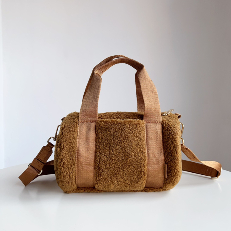 Crossbody Tote torba od pliša, gradski minimalistički stil, horizontalni kvadratni oblik, zatvarač, podstava od pamuka